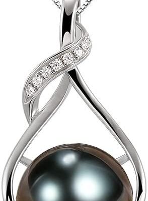 Elegant pearl pendant with silver and diamonds.